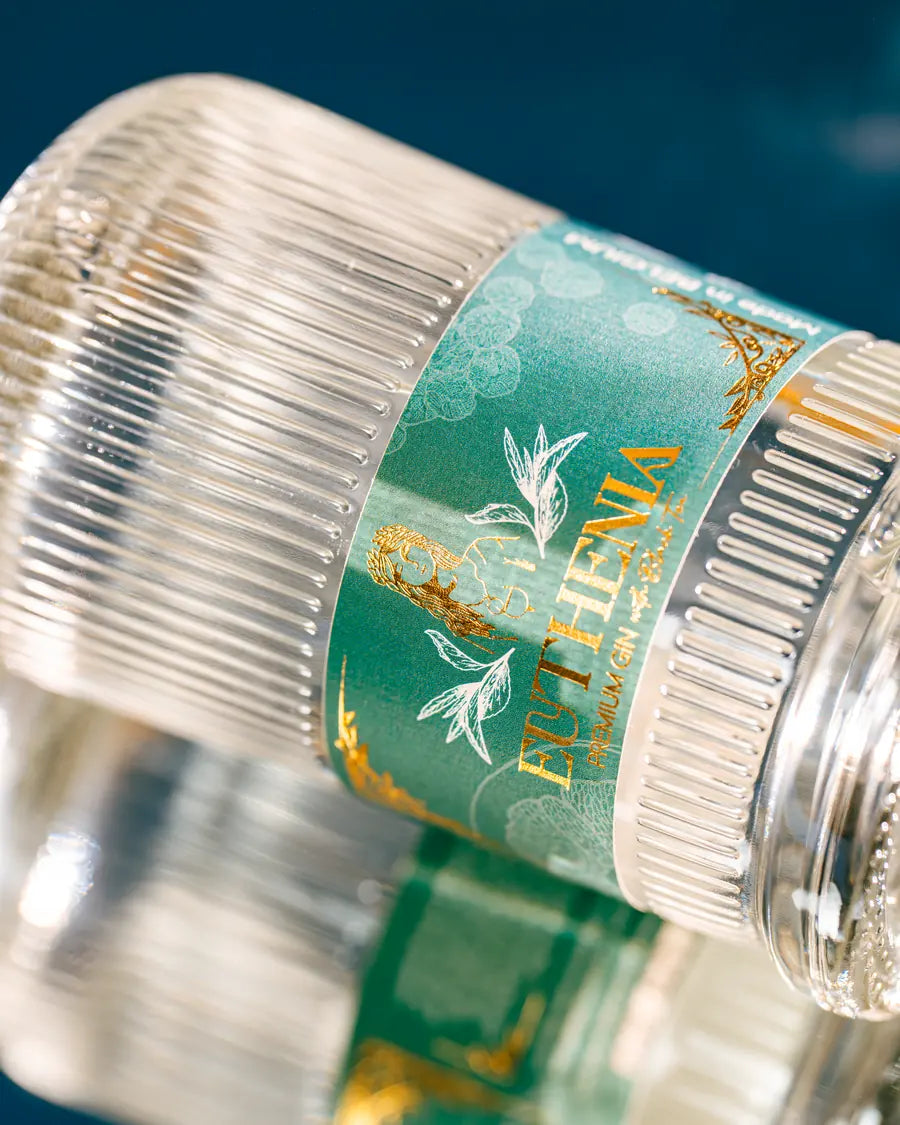 Gros plan sur l'étiquette Euthénia, Premium gin with tea, bouteille couchée